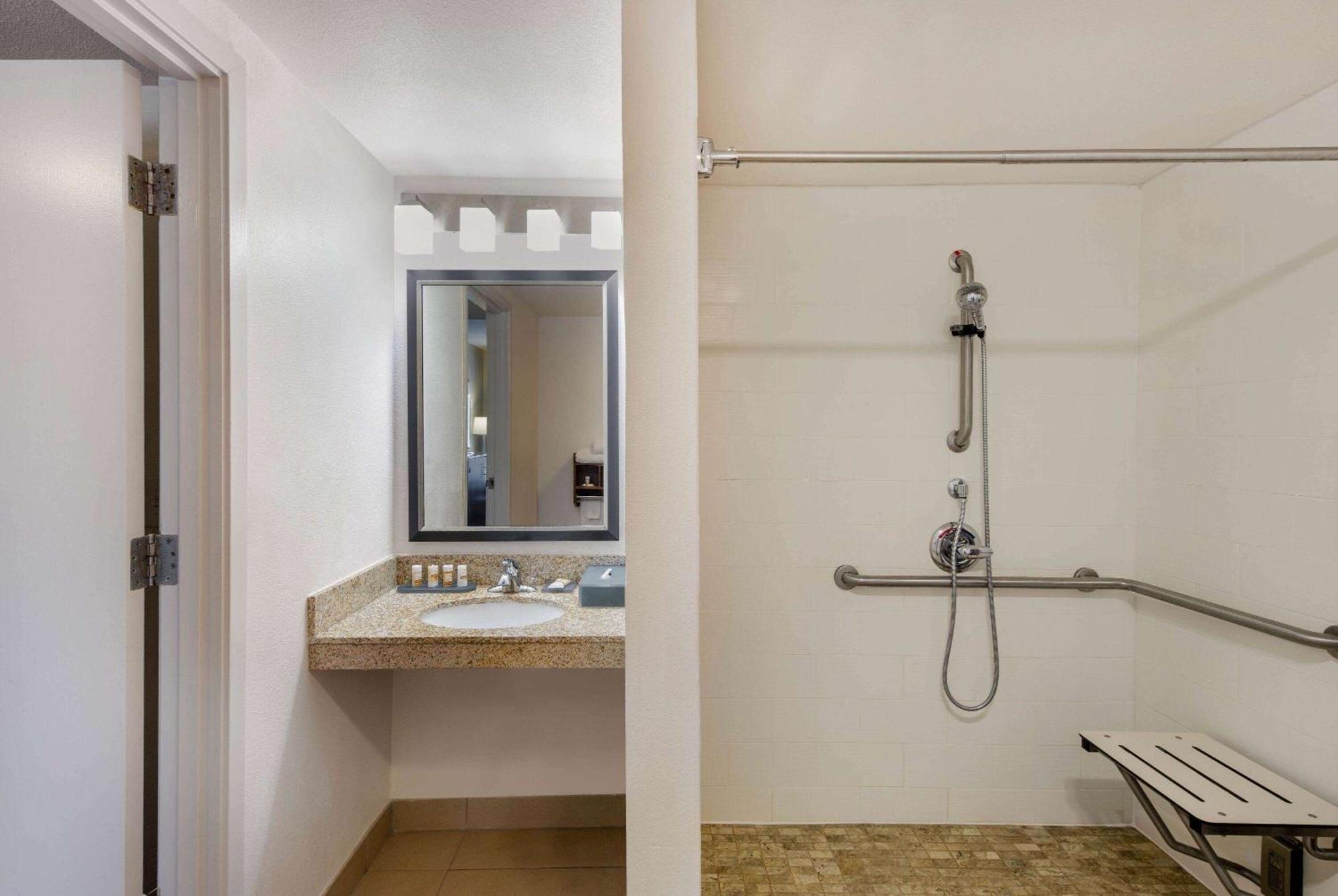 La Quinta By Wyndham Oakland - Hayward Otel Dış mekan fotoğraf