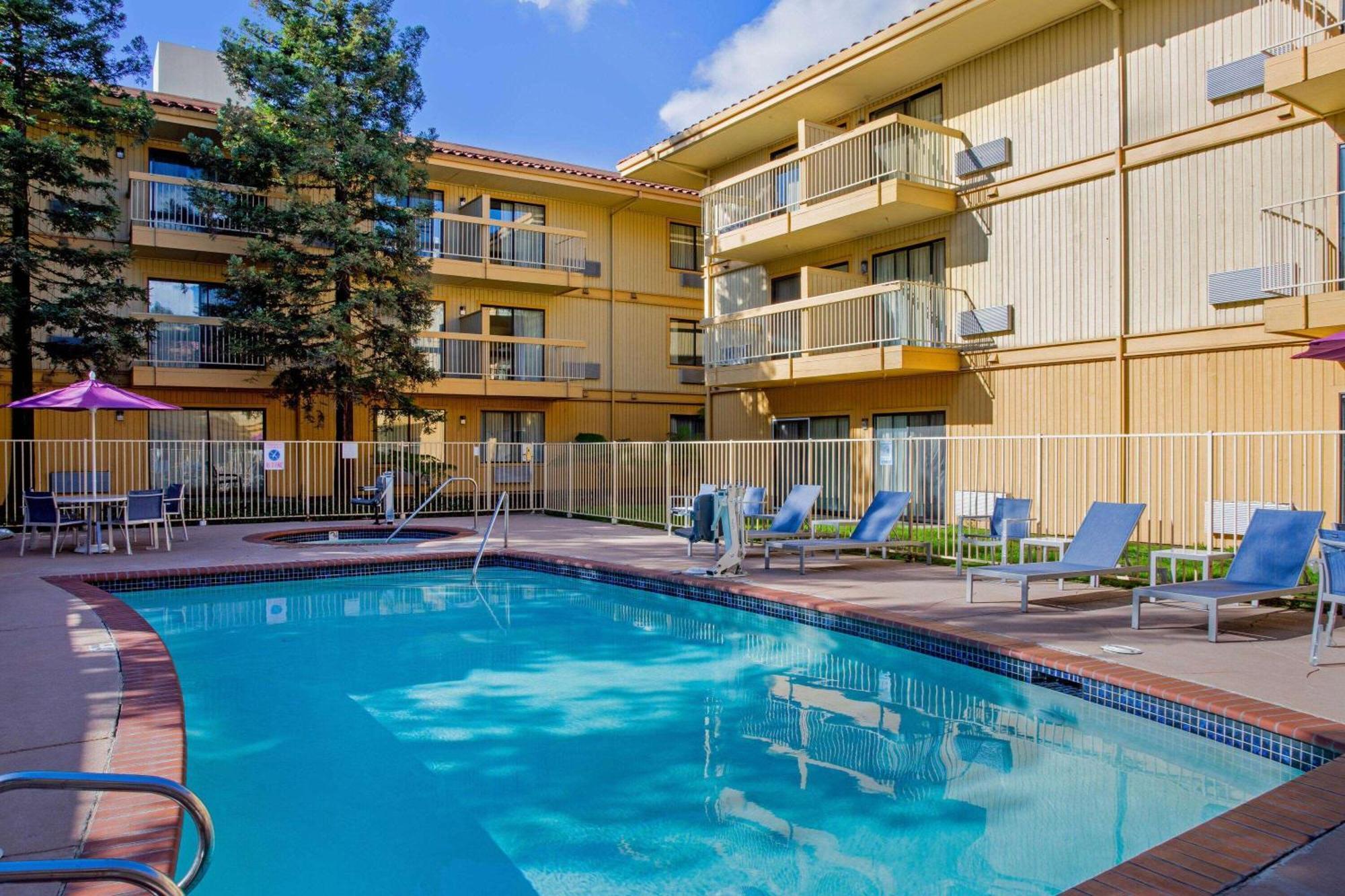 La Quinta By Wyndham Oakland - Hayward Otel Dış mekan fotoğraf
